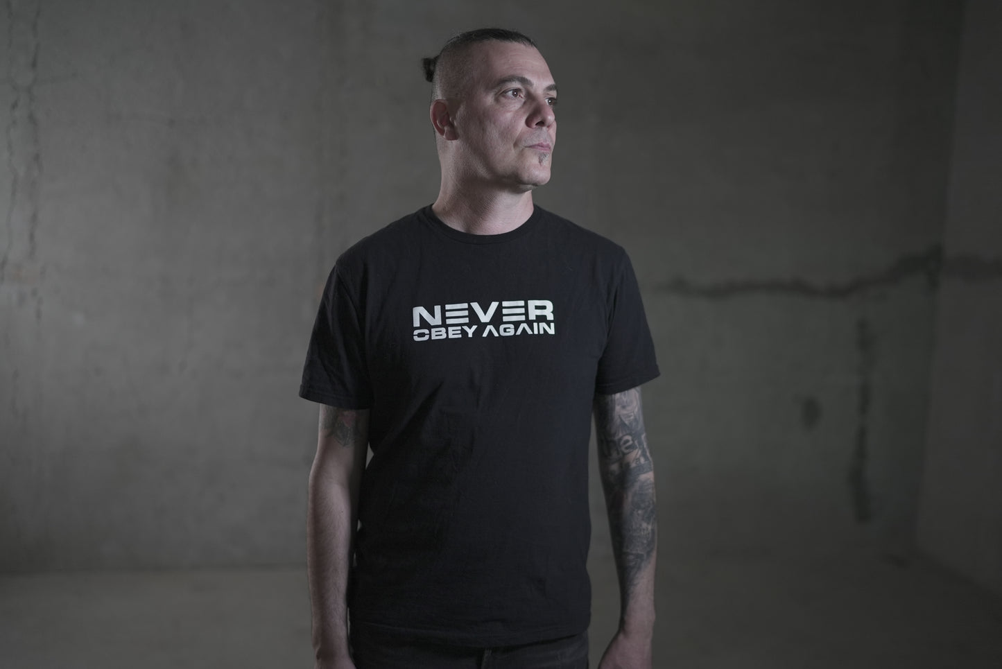 Minimal Black Tee Unisex UE
